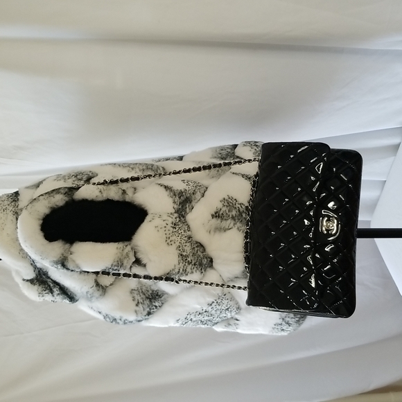 CHANEL Classic Flap Quilted Patent Bag. - Picture 7 of 16